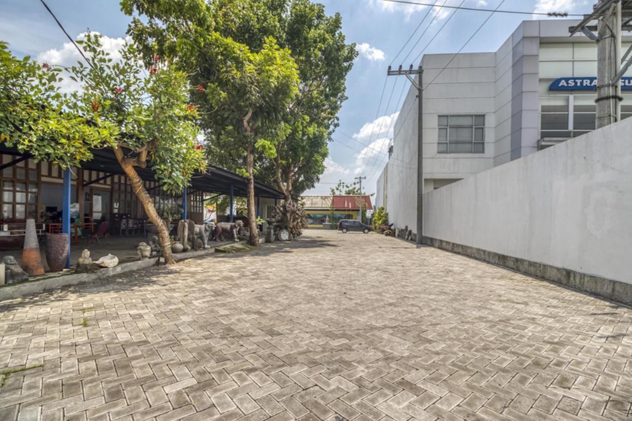 Reddoorz Plus @ Flory Hotel Yogyakarta Exterior photo